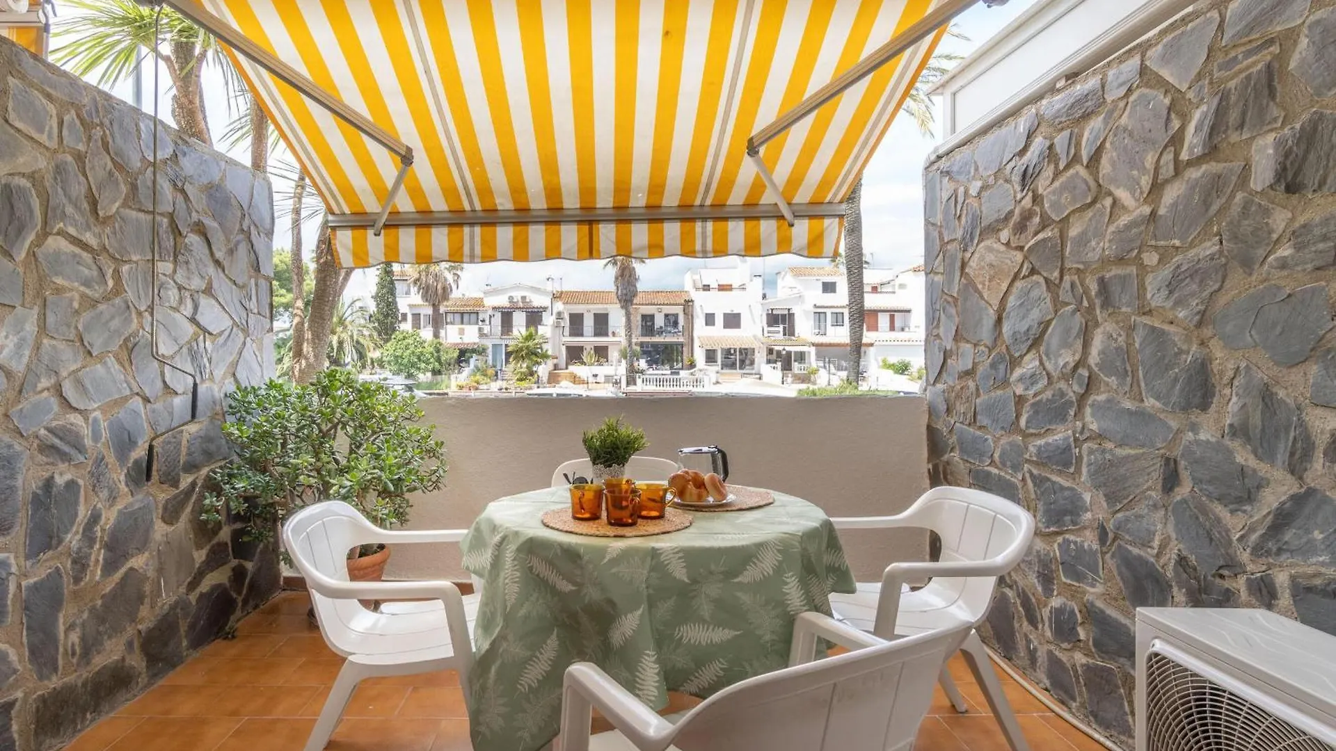 Apartamento Con Parking Y Vistas Al Canal - Hisp-288-64 Empuriabrava 0*,  Spain